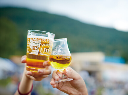 夏のスキー場を舞台に自然の中でウイスキーとビールを楽しむ